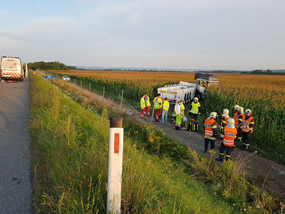 Der Sattelschlepper kam im Feld zum Stillstand.