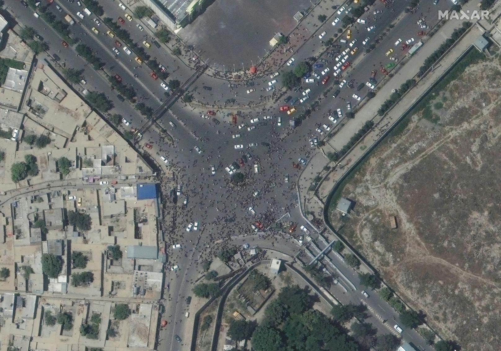 Satellitenbilder vom Montag zeigen die Menschenmassen vor der Einfahrt zum Flughafen von Kabul