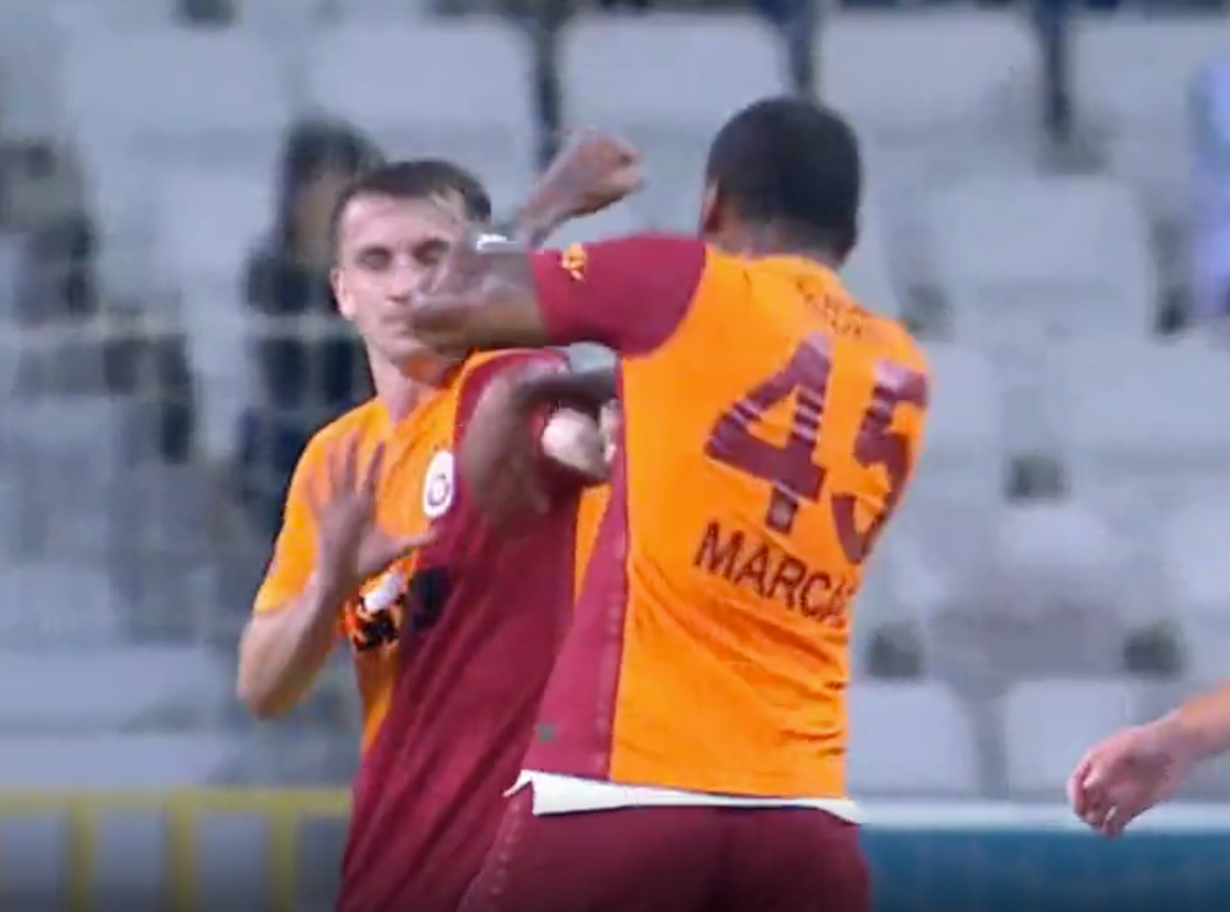 Marcão schlägt Kerem Aktürkoglu.
