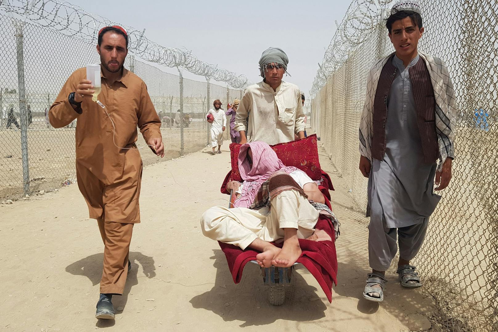 Rette sich wer kann: Ein kranker Mann auf der Flucht mit drei weiteren Afghanen bei der Grenze zu Pakistan Checkpoint (Chaman)