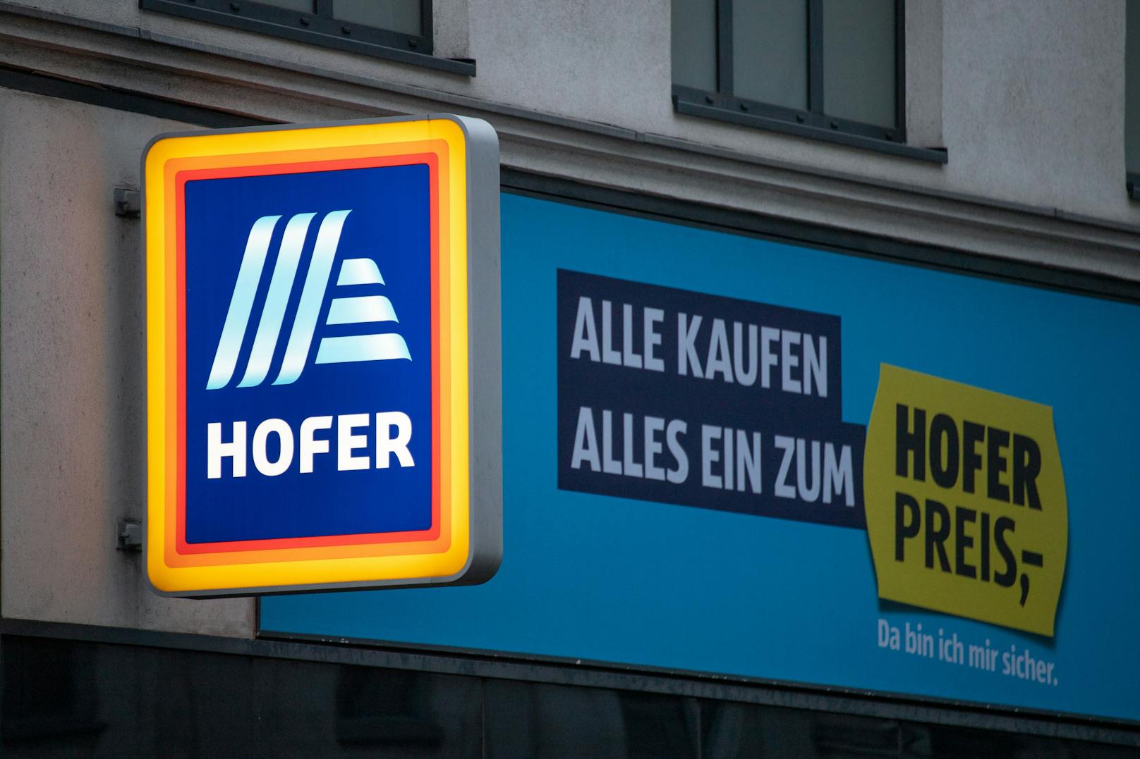Logo und Schriftzug des Diskonters Hofer in Wien.