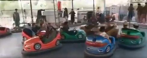 Taliban-Kämpfer besuchten einen Vergnügungspark in Kabul.