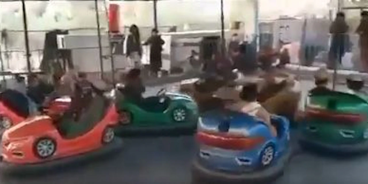 Skurrile Szenen – Taliban fahren mit Waffen Autodrom - Vimarsana News