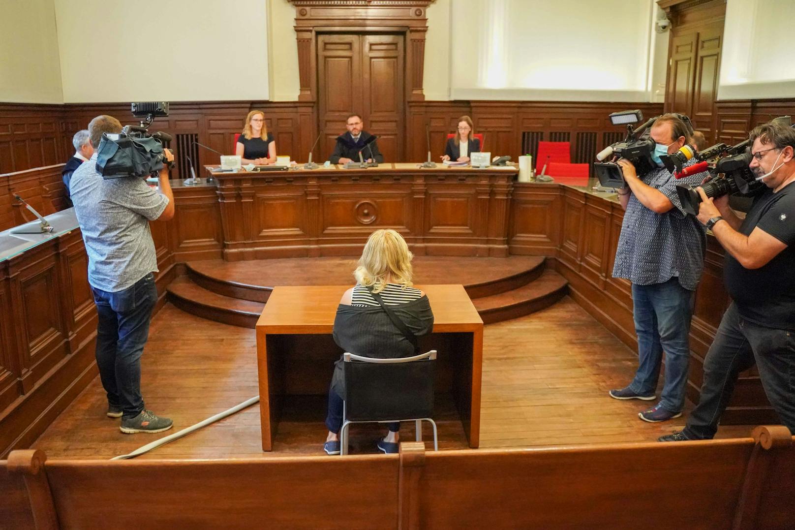Im Juli 2020 wurde in Ried eine Frau verurteilt, weil sie die Quarantäne missachtet hatte, spazieren ging.