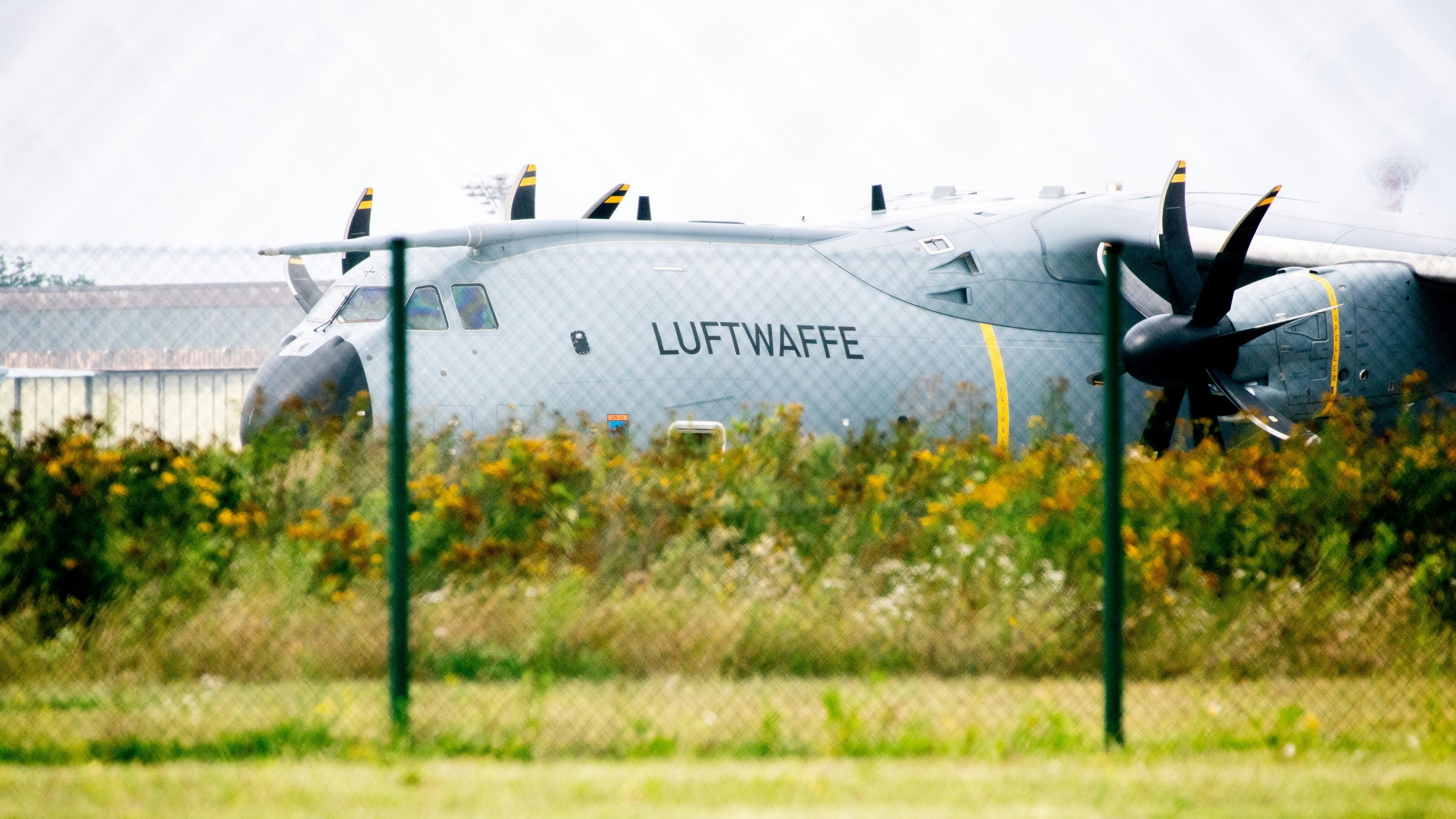 Download von www.picturedesk.com am 17.08.2021 (16:29).  17 August 2021, Lower Saxony, Wunstorf: An Airbus A400M transport aircraft of the German Air Force stands behind a fence at the Wunstorf air base in the Hanover region at midday. Several Air Force transport aircraft had taken off from here in the direction of Afghanistan. Photo: Hauke-Christian Dittrich/dpa - 20210817_PD2685 - Rechteinfo: Rights Managed (RM)