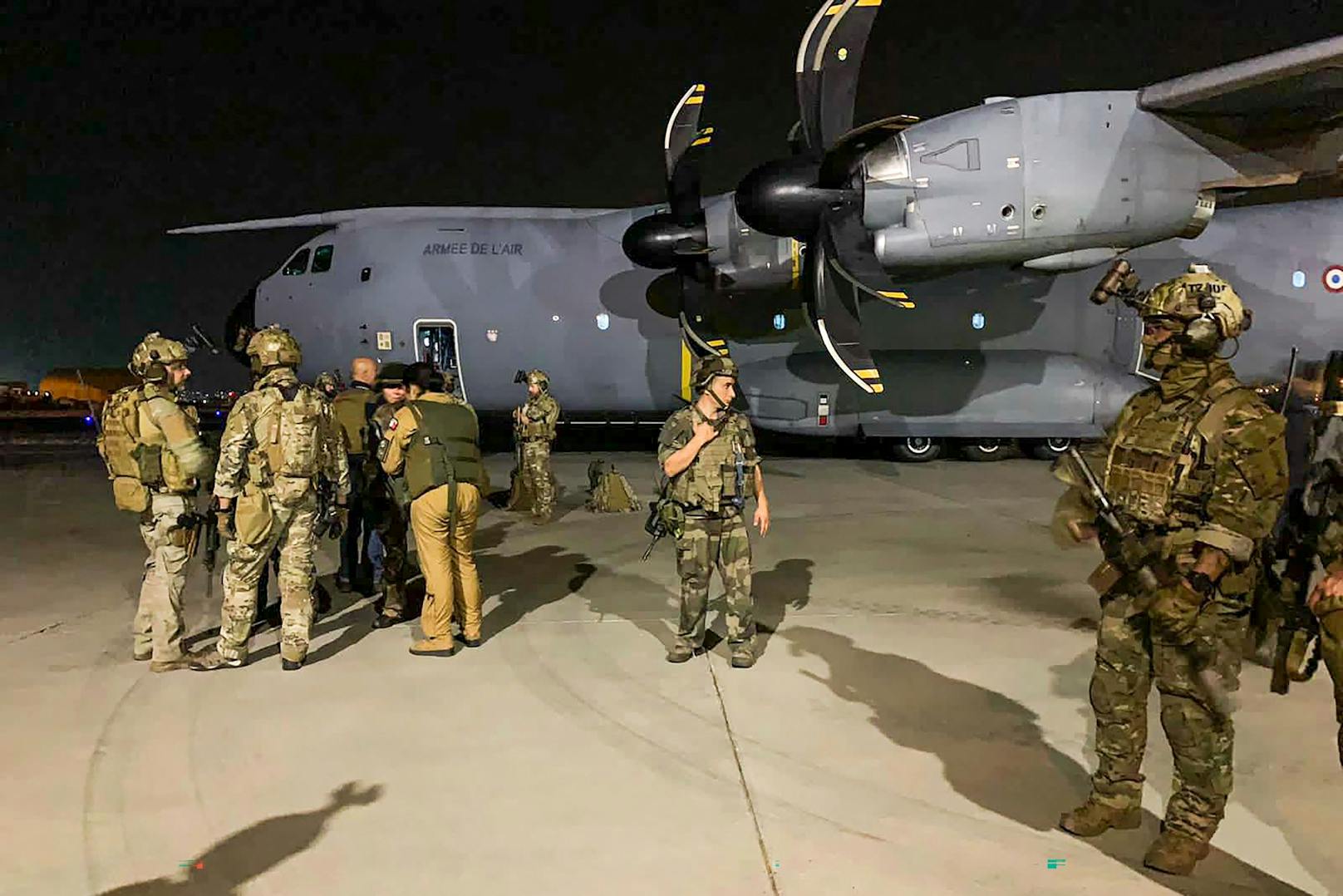 Französische Soldaten vor einem Evakuierungsflugzeug am Flughafen von Kabul. (Symbolbild).