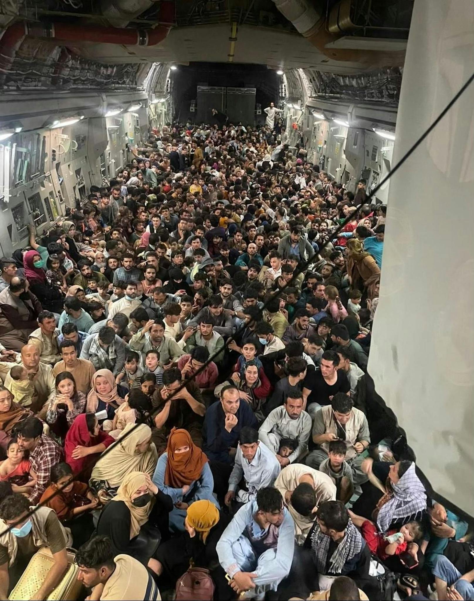 Zuerst klammerten sie sich verzweifelt an der Maschine fest, dann fanden sie einen Platz an Bord: 640 afghanische Zivilisten in einer C-17 Globemaster III der US-Luftwaffe.