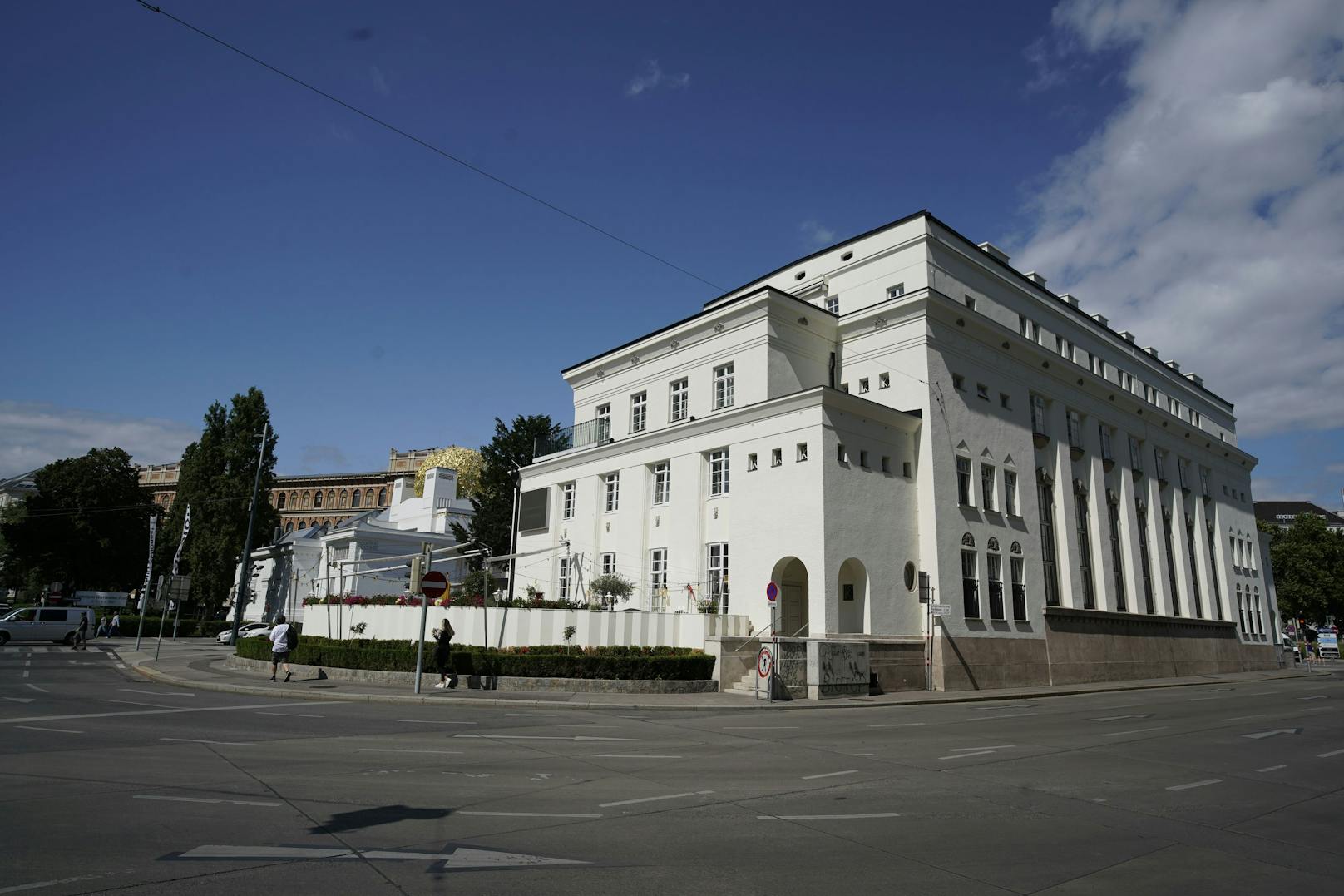 Das Bundesdenkmalamt erstattete Strafanzeige und fordert die Wiederherstellung der ursprünglichen Fassade.