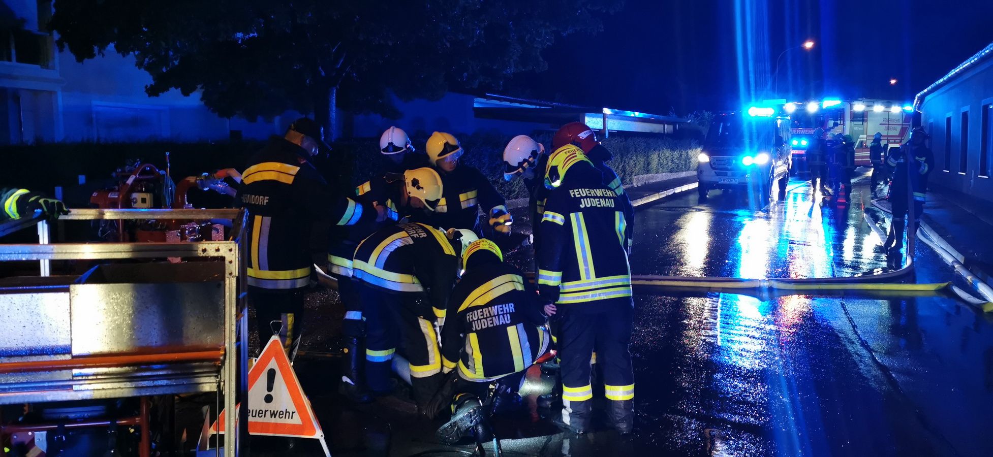 Die Feuerwehr steht aufgrund der Unwetter im Dauereinsatz.