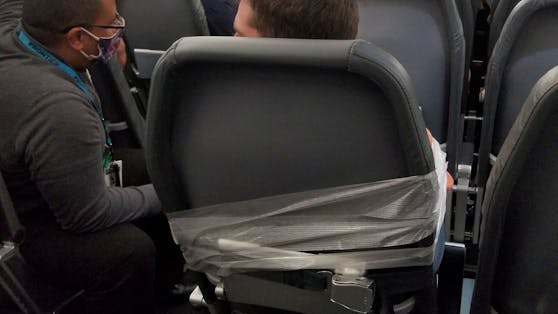 Ende Juli wurde ein Passagier auf einem Flug der "Frontier Airlines" von Philadelphia nach Miami mit Klebeband an einem Sitz fixiert.