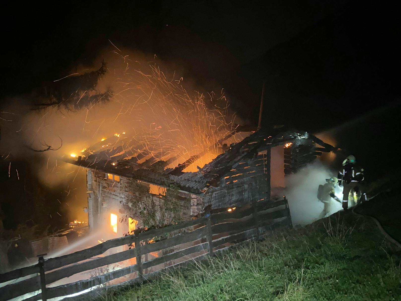 Die beiden Wochenendhäuser in Gatterberg (Tirol) brannten nach einem Blitzeinschlag bis auf das Gerüst nieder. 