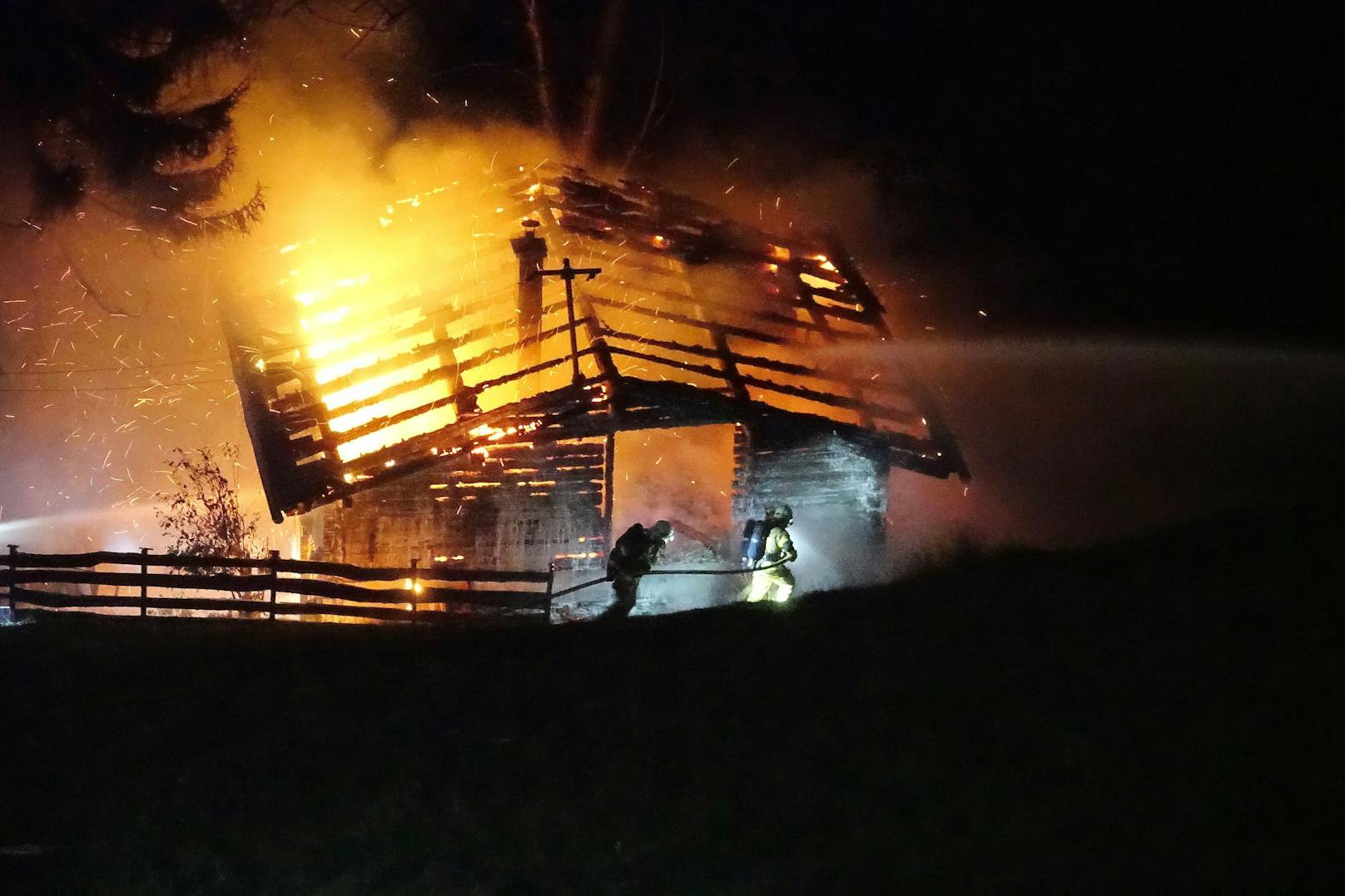 Die beiden Wochenendhäuser in Gatterberg (Tirol) brannten nach einem Blitzeinschlag bis auf das Gerüst nieder. 