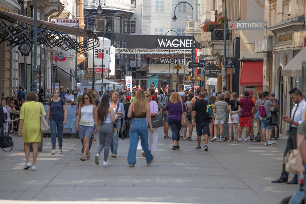 Eigentlich wäre die Wiener Corona-Verordnung am 23. August abgelaufen, doch die Stadt Wien hat diese nun heimlich verlängert.