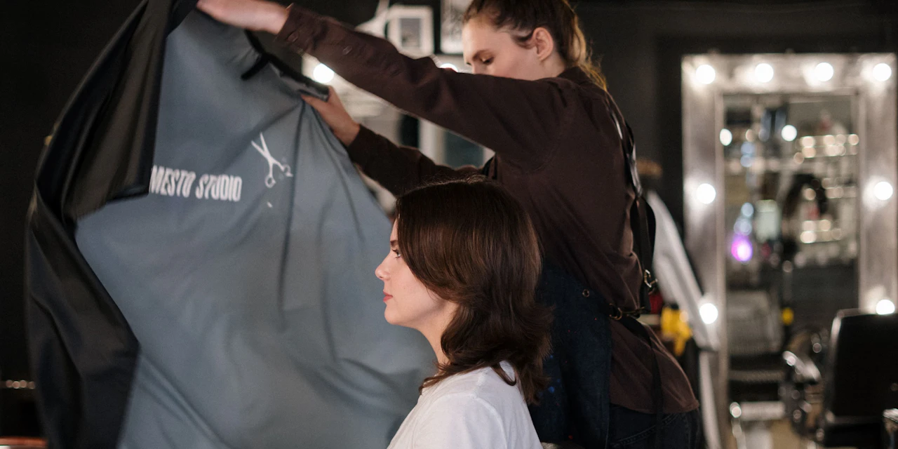 Zahlen Frauen beim Friseurbesuch mehr als Männer? - Vimarsana News