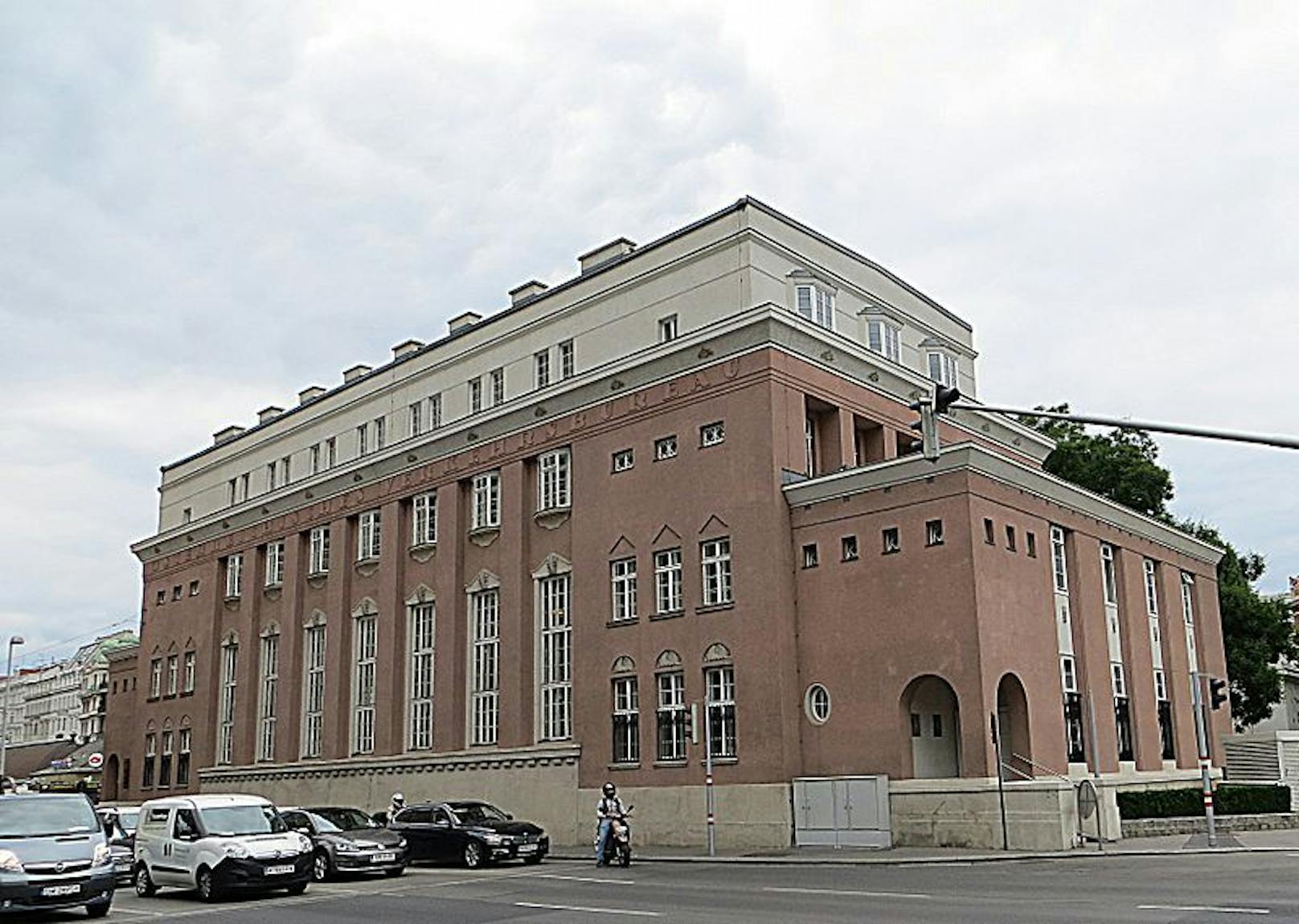 So sah das frühere Verkehrsbüro und spätere Novomatic Forum bisher aus. Die zweifärbige Fassade des denkmalgeschützten Gebäudes aus den 1920er-Jahren ist für das Bundesdenkmalamt ein "bestimmendes Charakteristikum".