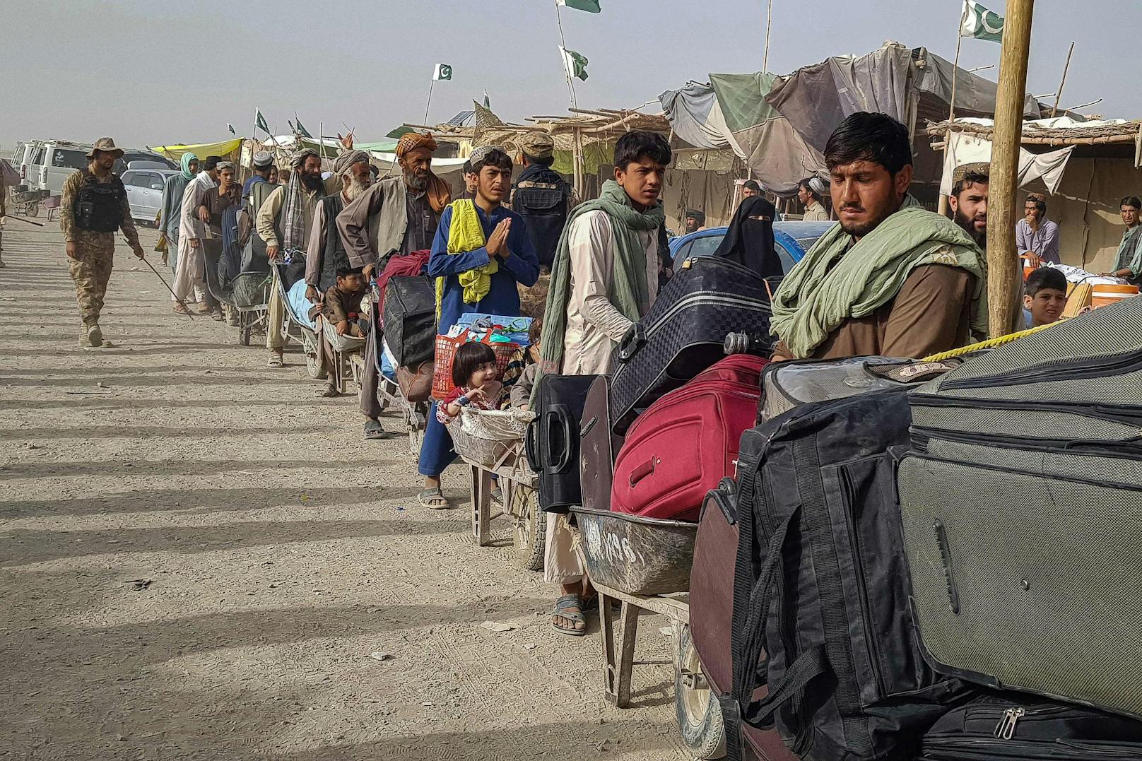 Tausende Menschen befinden sich derzeit auf der Flucht aus dem Land, das die Taliban nun übernommen haben.&nbsp;