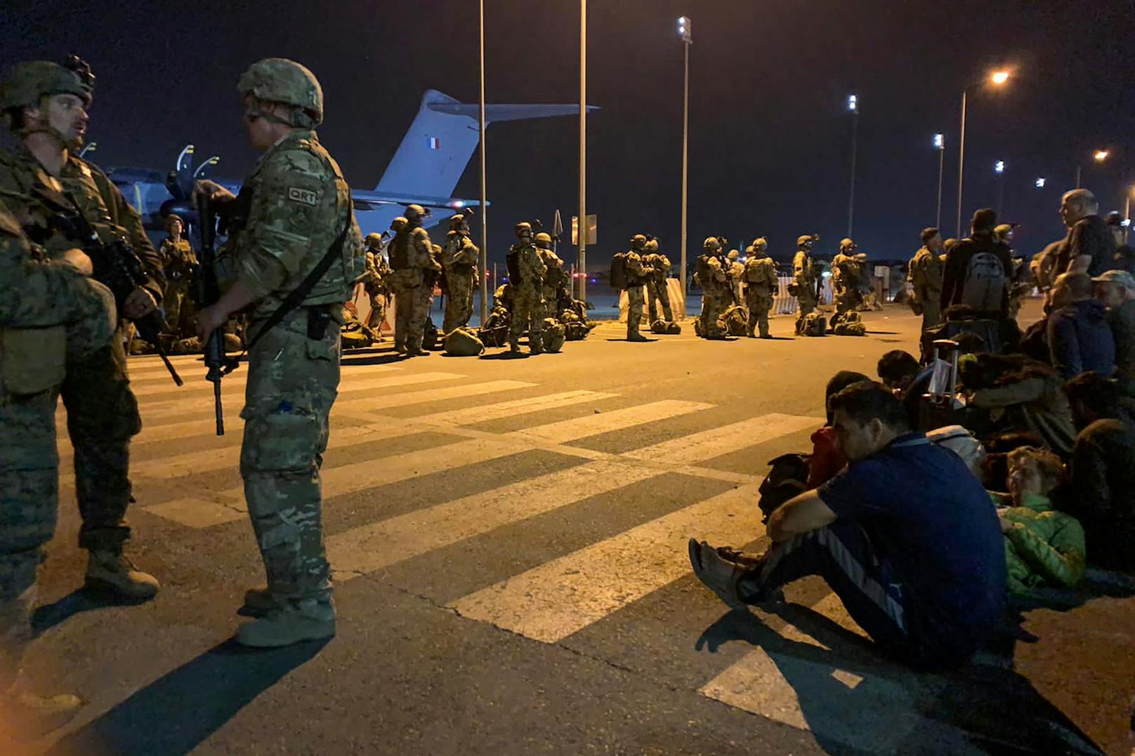 Französische Soldaten vor einem Evakuierungsflugzeug am Flughafen von Kabul.