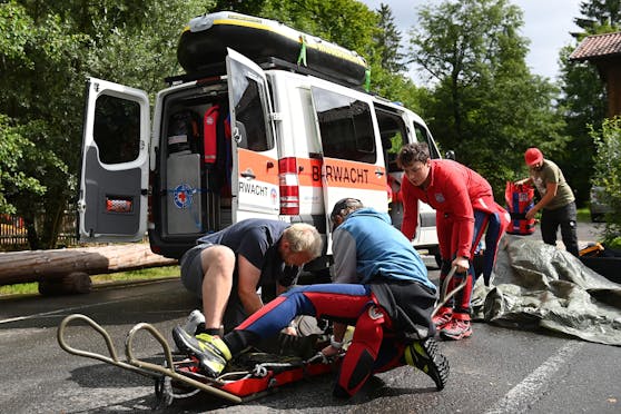 Nach einer durch Starkregen ausgelösten Flutwelle in der Höllentalklamm nahe Garmisch-Partenkirchen in Bayern ist eine Frau tot geborgen worden