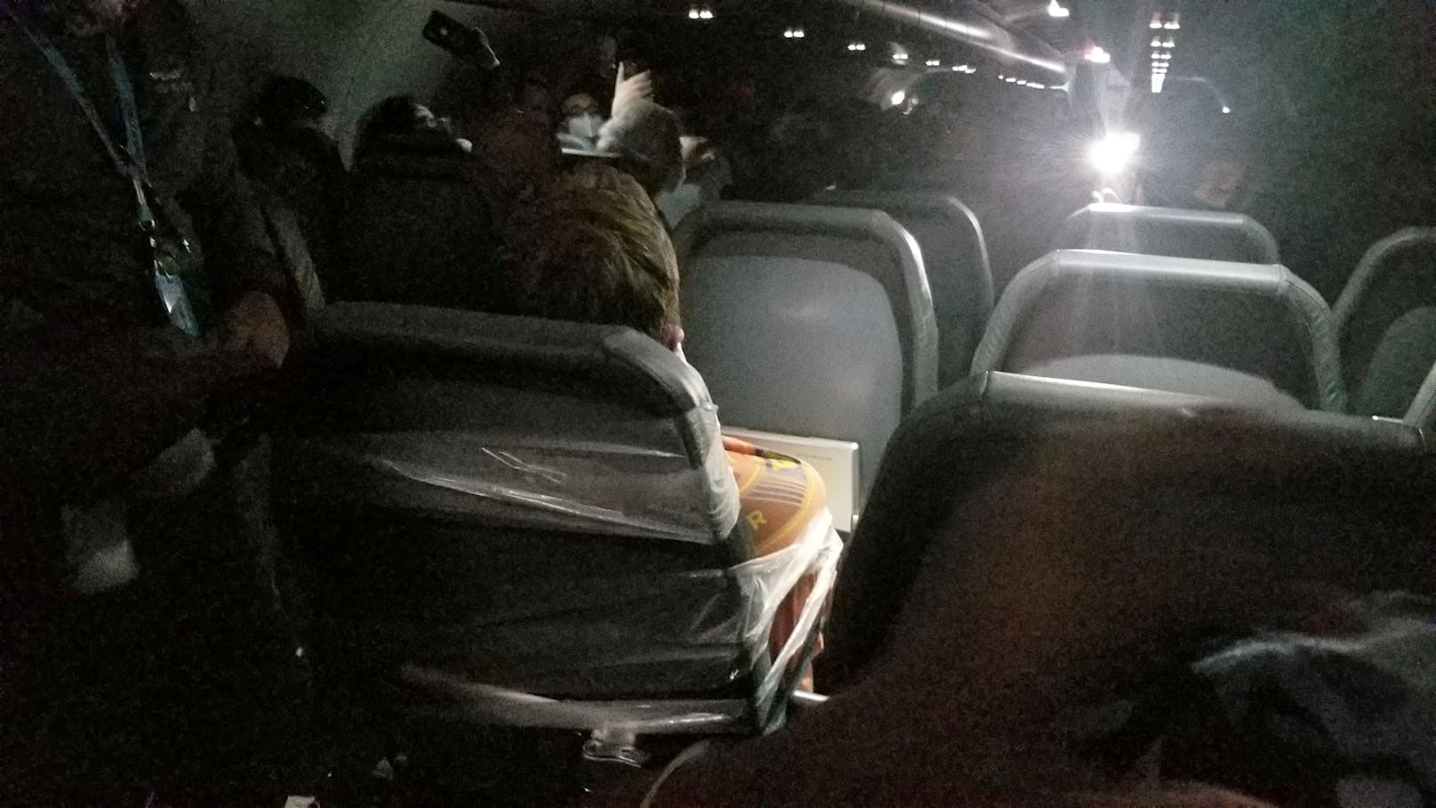 Ende Juli wurde ein Passagier der "Frontier Airlines" mit Klebeband an einem Sitz fixiert.&nbsp;