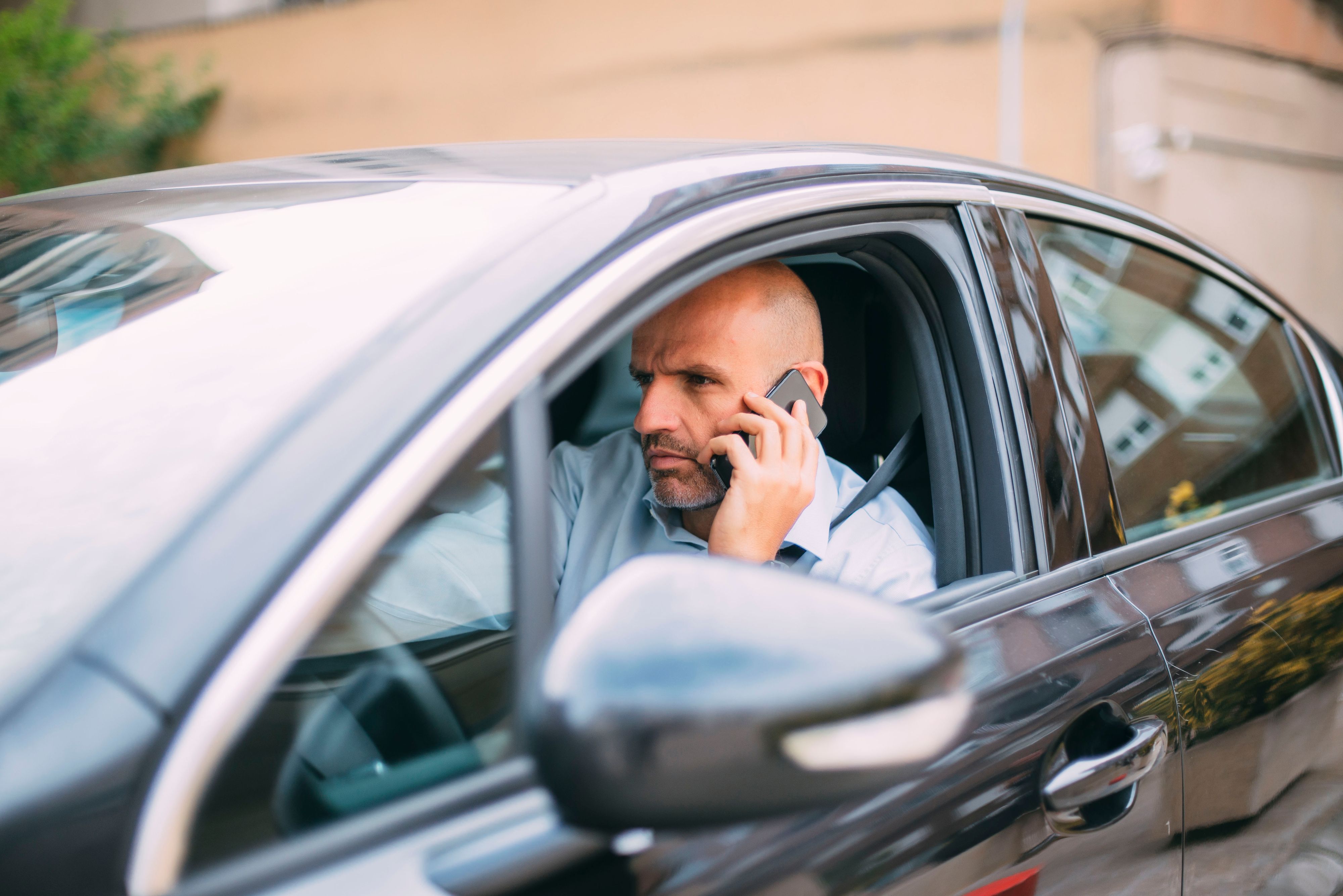 Unachtsamkeit und Ablenkung im Straßenverkehr bleiben die Hauptgründe für Unfälle. Bei einer Beobachtung des ÖAMTC wurden alleine im April an drei Kreuzungen in Wien über 1.600 abgelenkte Verkehrsteilnehmer "erwischt".