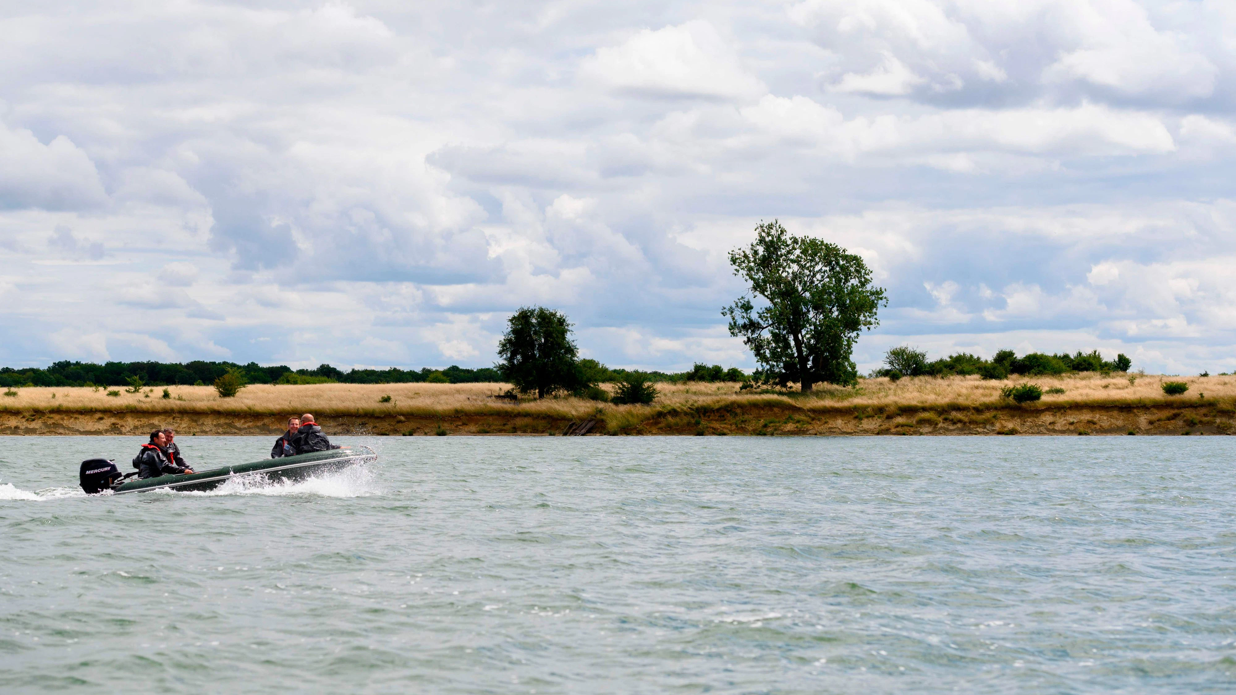 Download von www.picturedesk.com am 18.08.2021 (19:18).  Environmental police officers of the French Biodiversity Office (OFB - Office Français de la Biodiversite) sail on a motorboat during a control operation on Madine Lake, on July 2, 2020, in Nonsard-Lamarche, eastern France. - On Lake Madine, in the Grand-Est, birds and tourists share space. To ensure their good coexistence, agents from the French Office for Biodiversity (OFB) will carry out awareness-raising actions during the summer, when the French are encouraged to travel near their homes because of the coronavirus. (Photo by JEAN-CHRISTOPHE VERHAEGEN / AFP) - 20200702_PD10987 - Rechteinfo: Rights Managed (RM) Nur fÃ¼r redaktionelle Nutzung! Werbliche Nutzung erfordert Freigabe: bitte schicken Sie uns eine Anfrage.