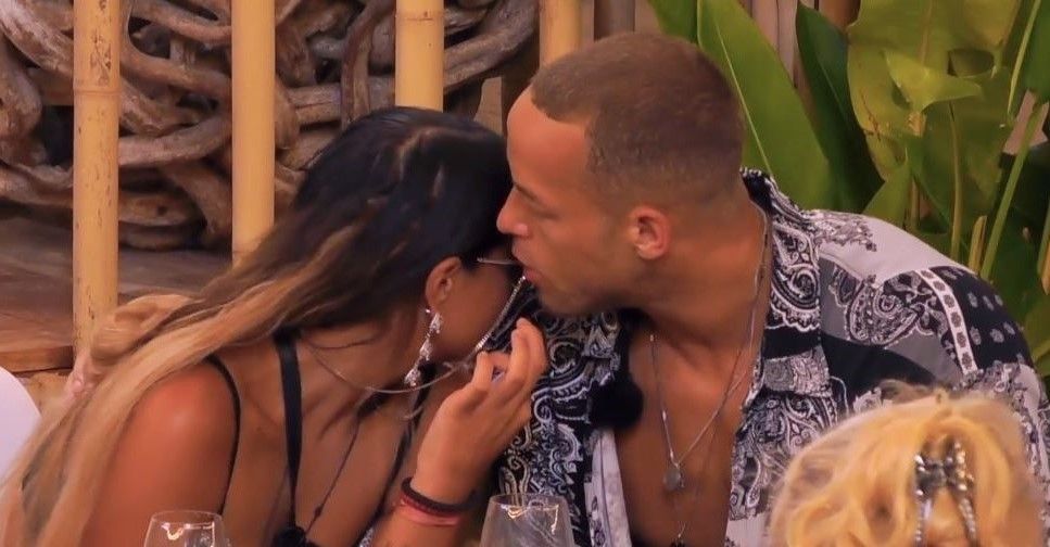 Andrej Mangold flüstert Jenny was ins Ohr.