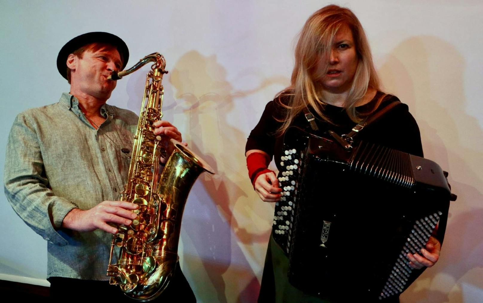 SpielZeugs: Wolfgang Weissengruber am Saxophon und Sängerin Manuela Kloibmüller am Akkordeon<br>