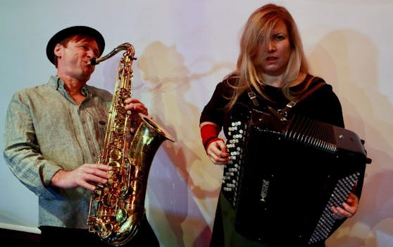 SpielZeugs: Wolfgang Weissengruber am Saxophon und Sängerin Manuela Kloibmüller am Akkordeon