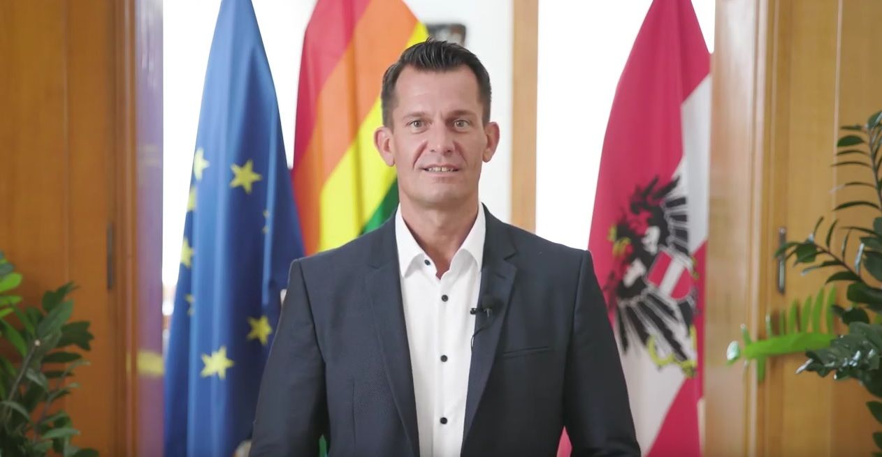 Gesundheitsminister Wolfgang Mückstein wirbt in mehreren Sprachen, darunter Arabisch und Ungarisch, für die Corona-Schutzimpfung