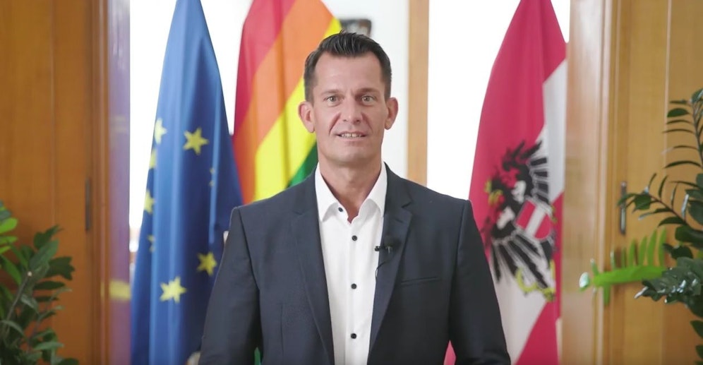 Gesundheitsminister Wolfgang Mückstein wirbt in mehreren Sprachen, darunter Arabisch und Ungarisch, für die Corona-Schutzimpfung.