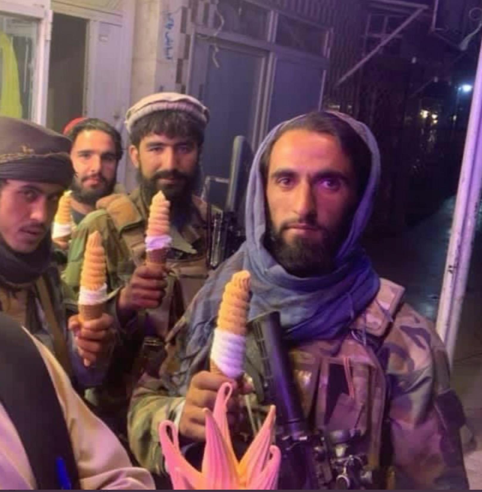 Maschinengewehr im Anschlag, Eis in der Hand: So sehen sich die Taliban gern.