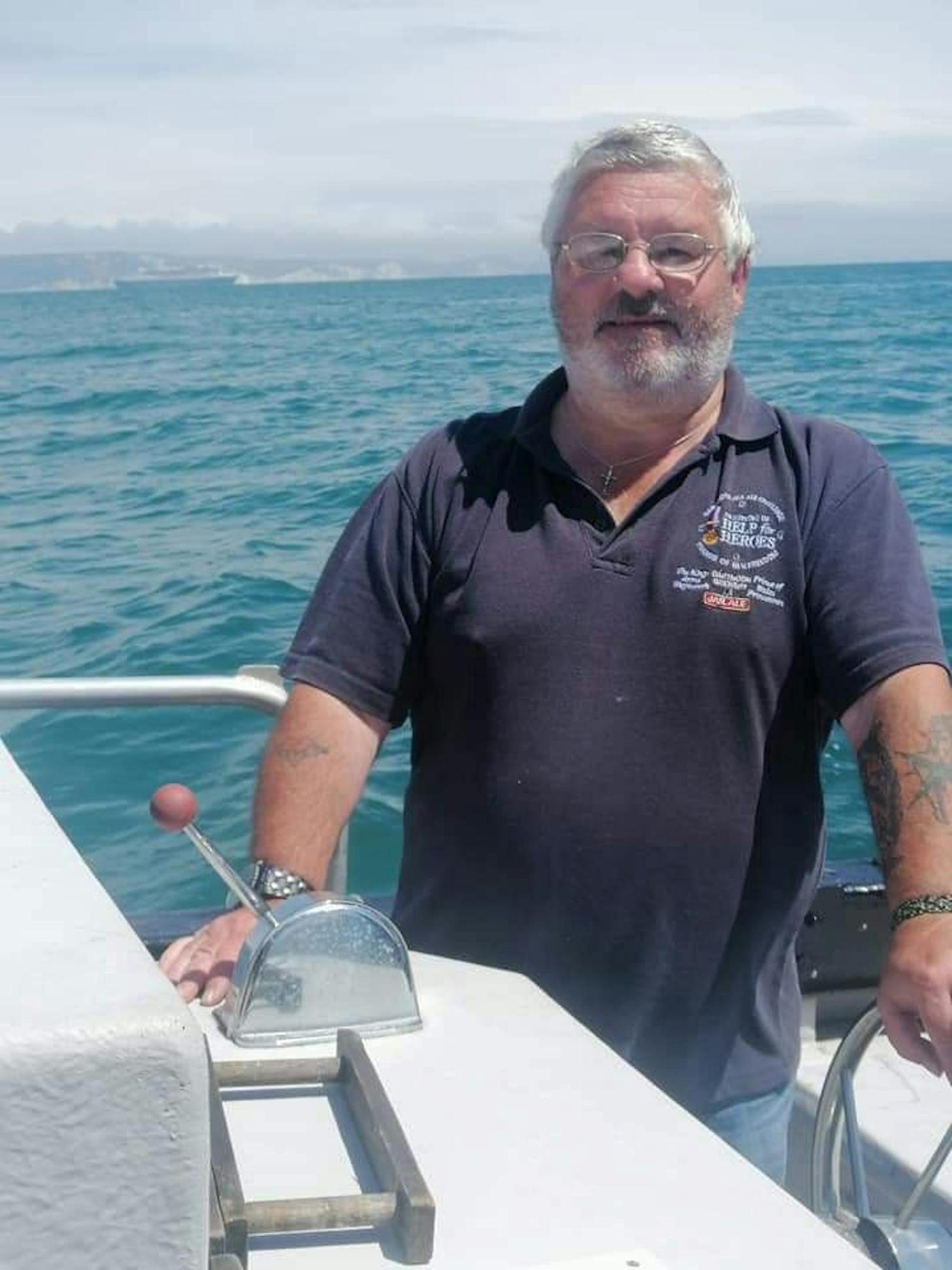 Der passionierte Makrelen-Fischer Mark Bowditch staunte nicht schlecht: Zuerst dachte er, er sähe einen Riesenhai, der langsam über die Oberfläche schwimmt.&nbsp;