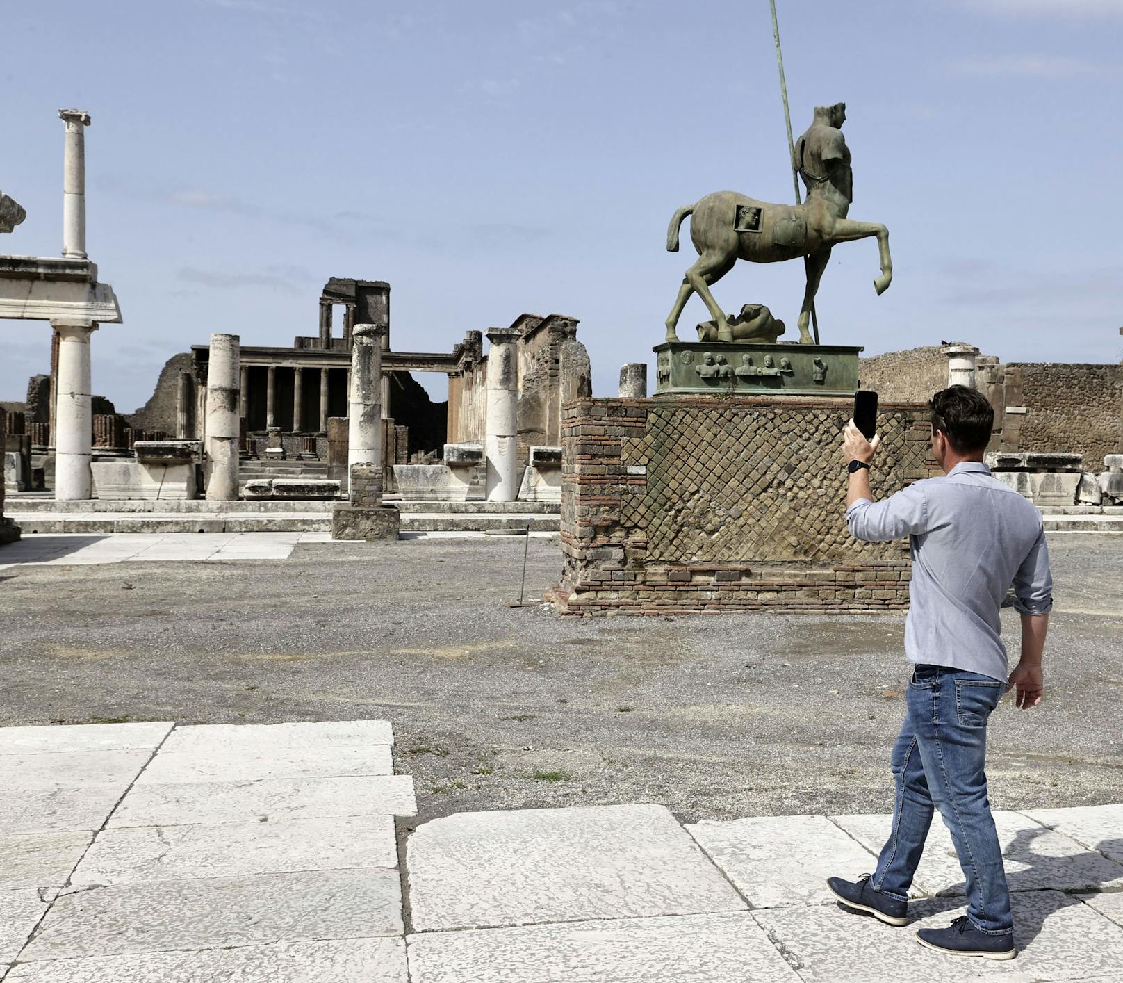Heute können die freigelegten Ruinen der gut erhaltenen Stätte, die unweit der Küste am Golf von Neapel liegt, besichtigt werden.