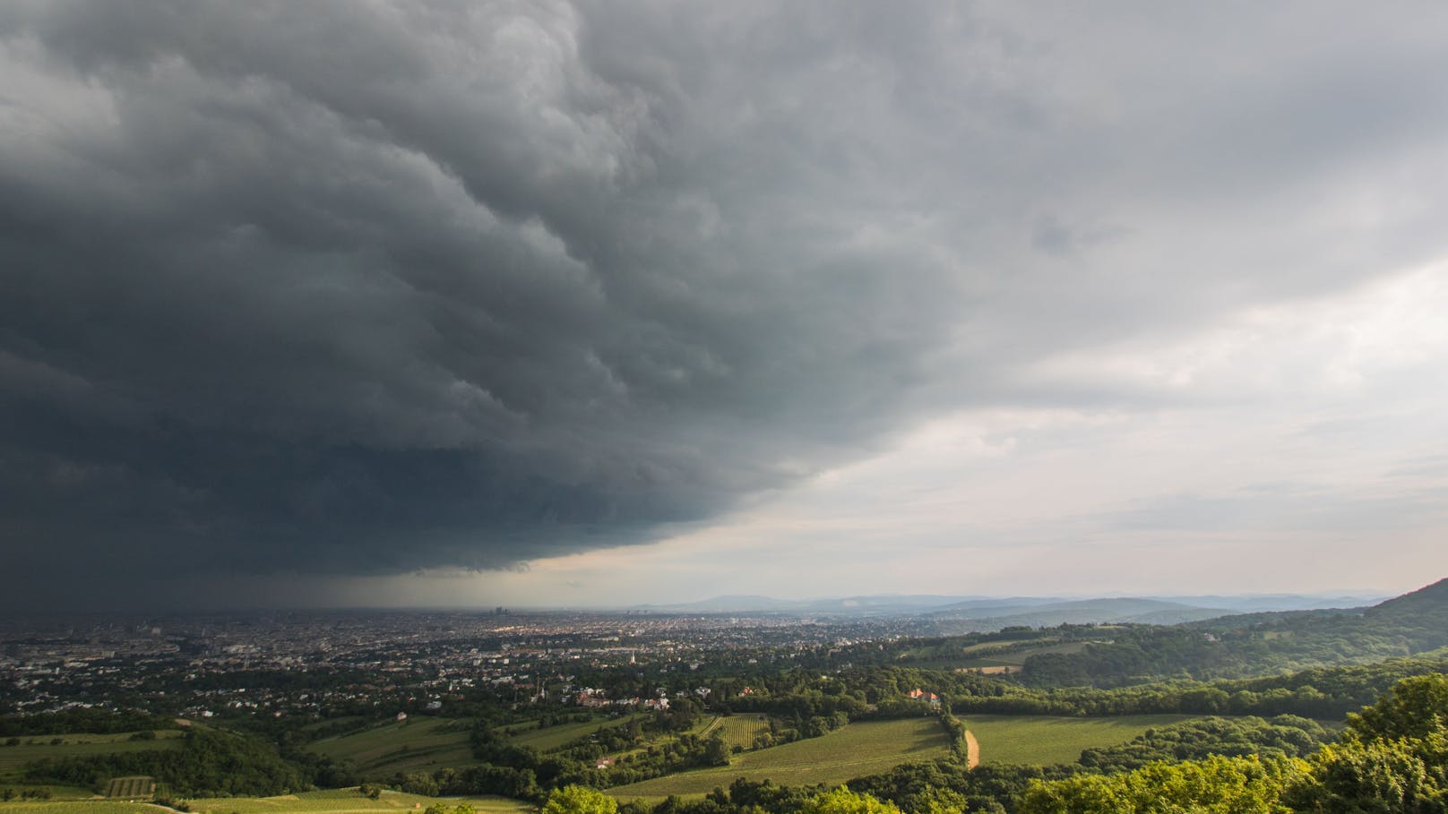 Kräftige Gewitter ziehen am Wochenende über Österreich