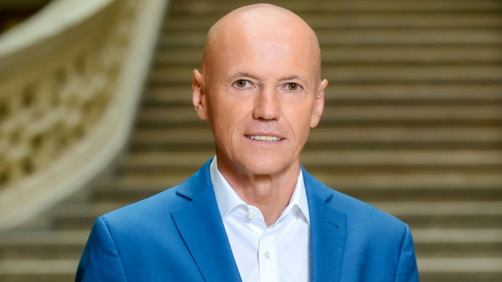 Peter Resetarits moderiert durch die Sendung.&nbsp;