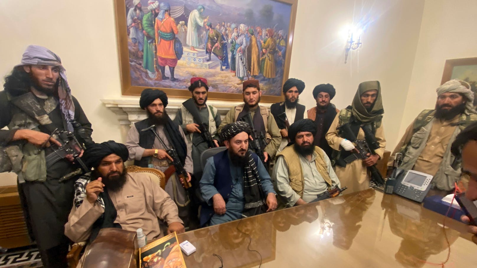 Die Taliban im Präsidentenpalast in Kabul: Gholam Ruhani (ganz links sitzend) war ebenfalls dabei.