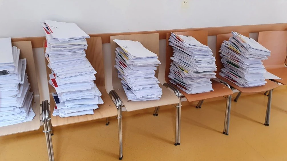 In den Wartebereichen der MA 35 stapeln sich die Anträge.