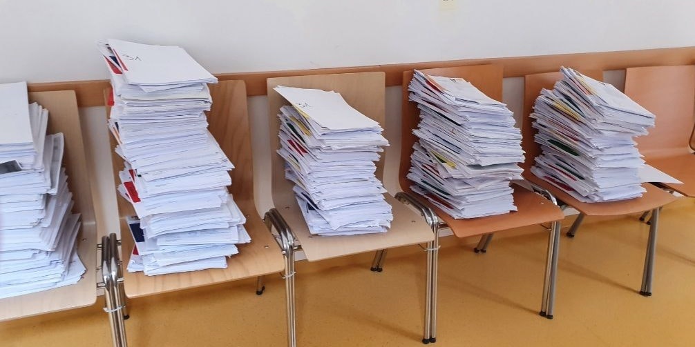 In den Wartebereichen der MA 35 stapeln sich die Anträge.