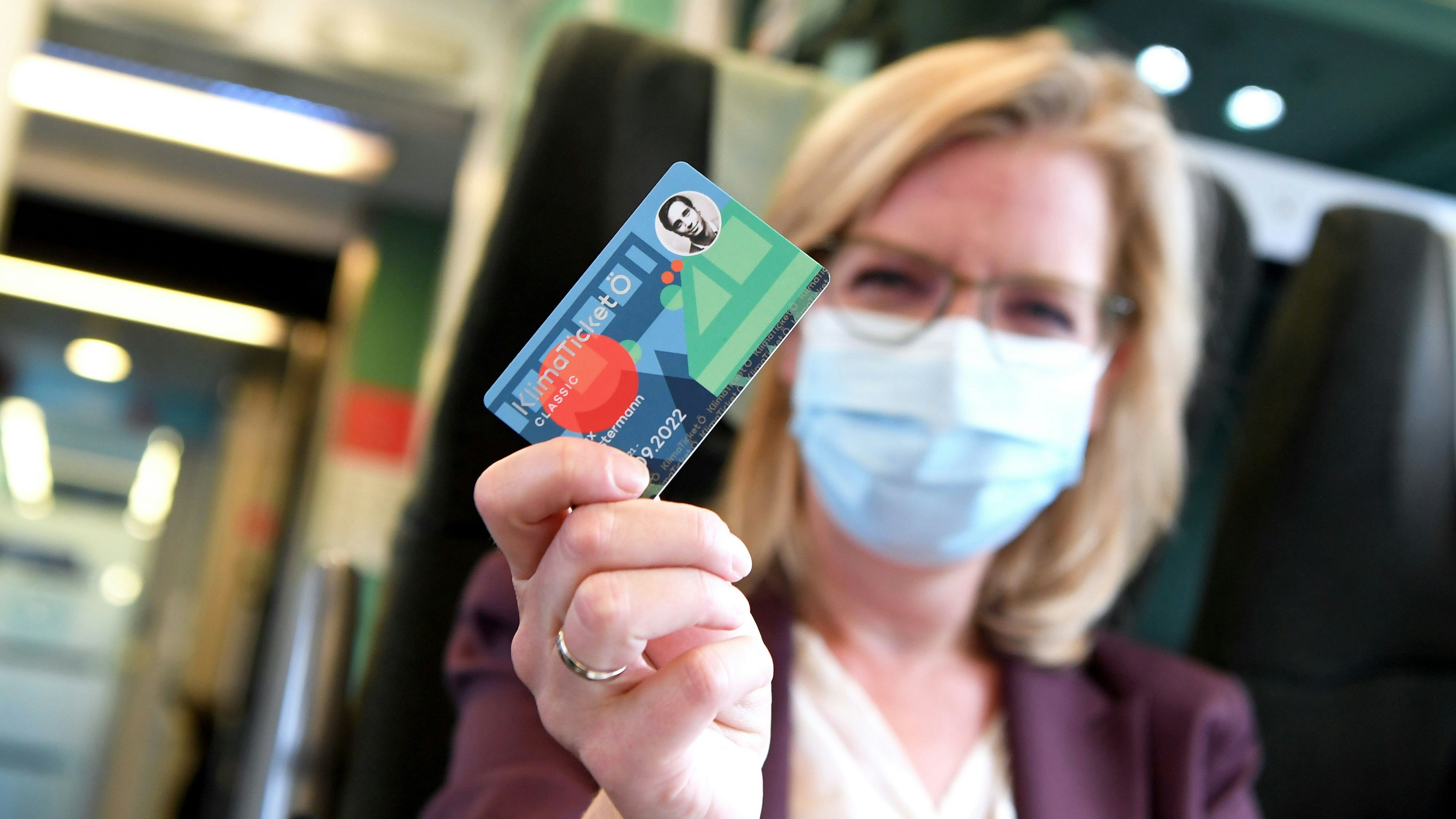 Leonore Gewessler mit dem Klimaticket