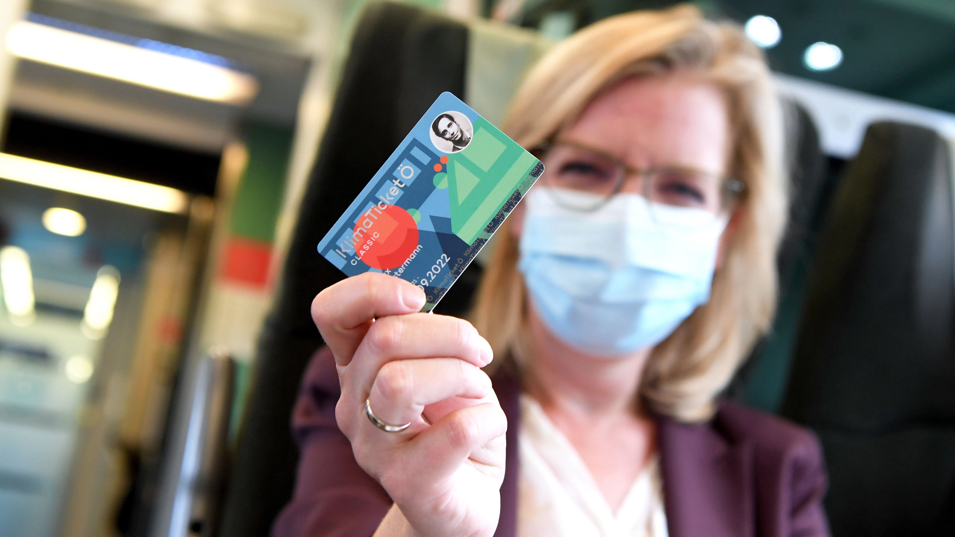 Leonore Gewessler mit dem Klimaticket