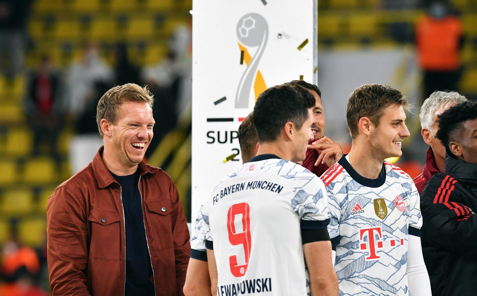 Julian Nagelsmann strahlt über seinen ersten Titel mit dem FC Bayern.