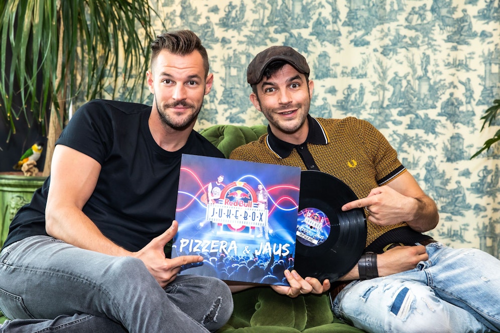 Paul Pizzera und  Otto Jaus mit der Platte zum Konzert am 27. August 