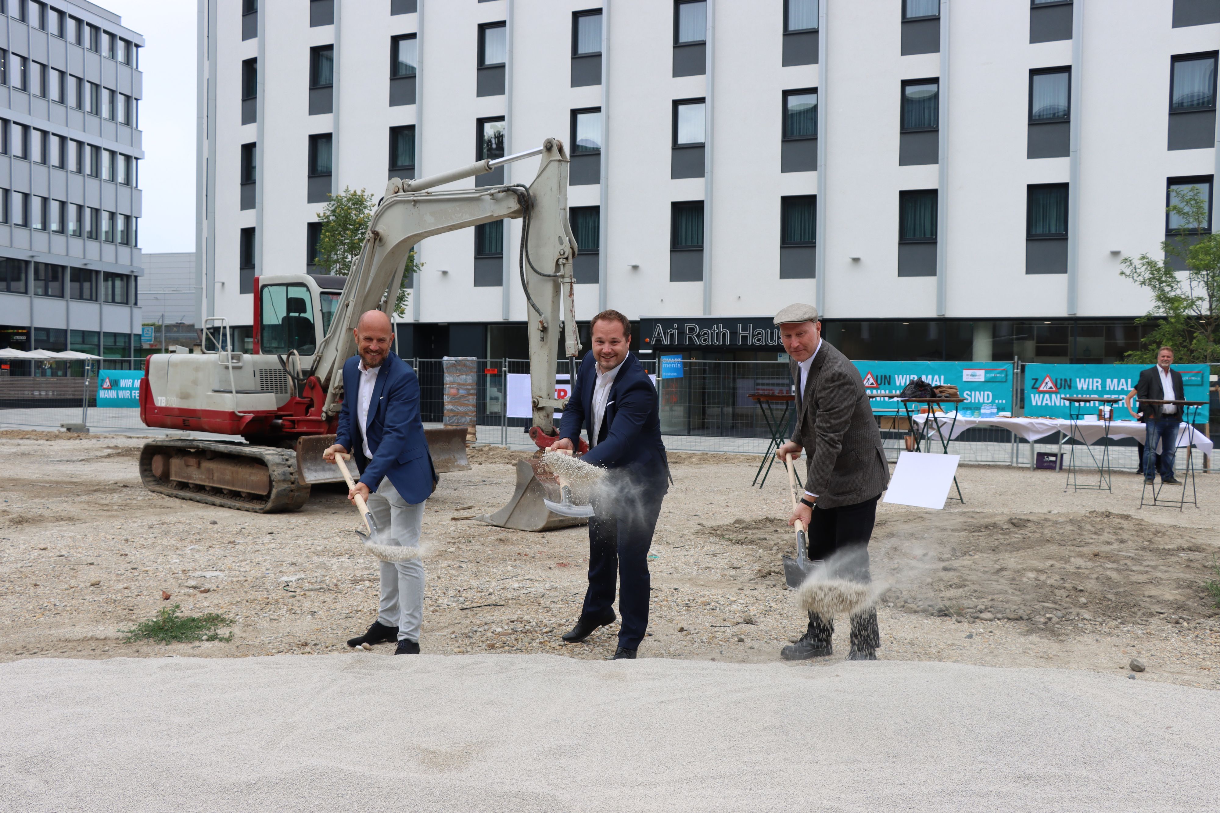 Der Leopold Ungar-Platz in Döbling wird klimafit gemacht. Heute, Donnerstag, nahmen (v.l.n.r.:) der Leiter der MA28 Thomas Keller A28), Bezirkschef Daniel Resch (ÖVP) und Franz Kobermaier, Leiter der MA 19 den Spatenstich vor.