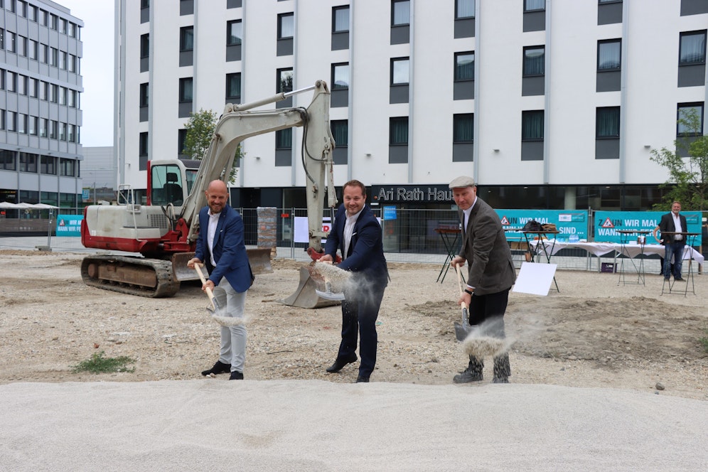 Der Leopold Ungar-Platz in Döbling wird klimafit gemacht. Heute, Donnerstag, nahmen (v.l.n.r.:) der Leiter der MA28, Thomas Keller, Bezirkschef Daniel Resch (ÖVP) und Franz Kobermaier, Leiter der MA 19, den Spatenstich vor.