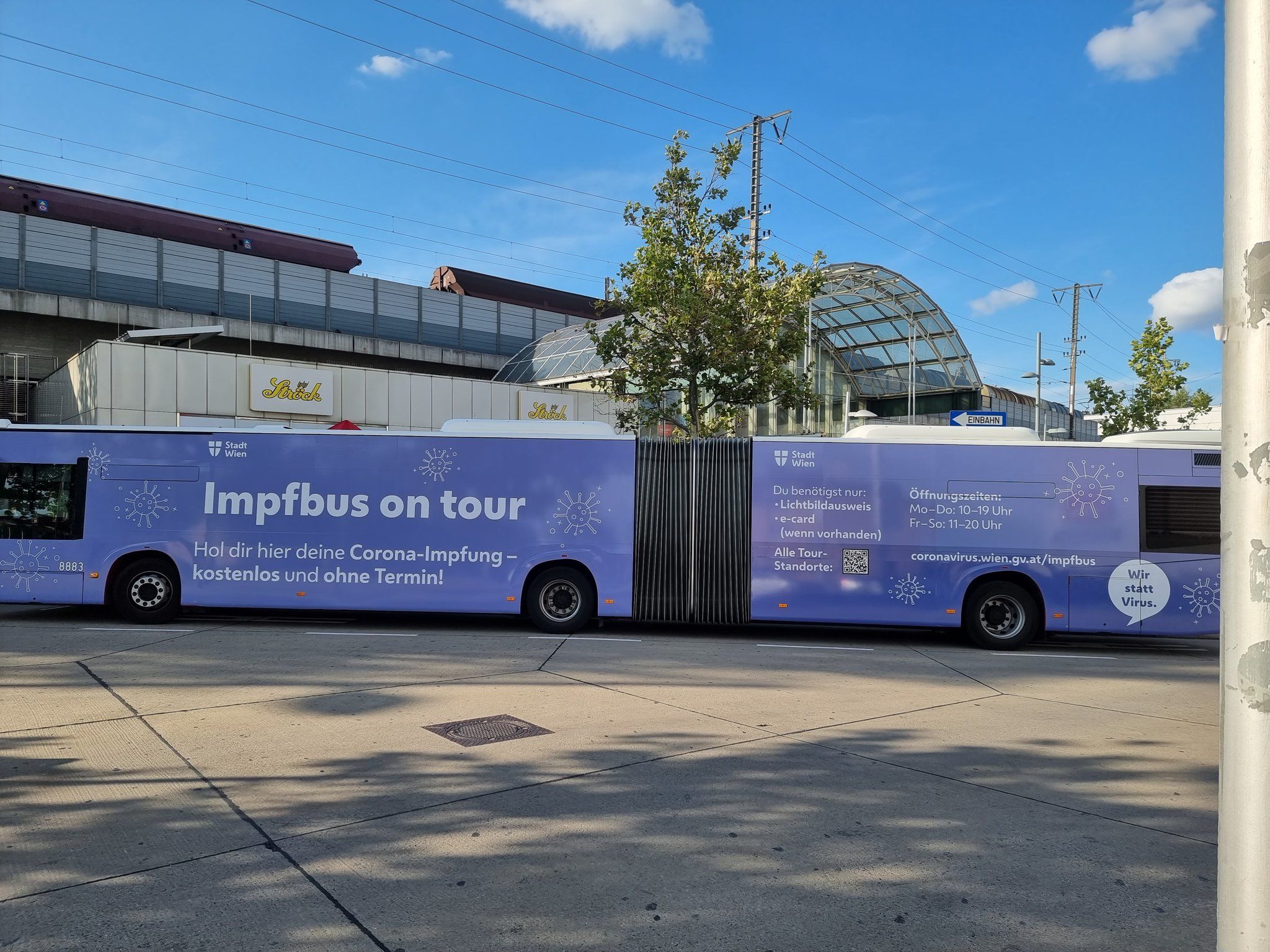 Die Wiener Impfbusse sind ab nun in neuem Design unterwegs.