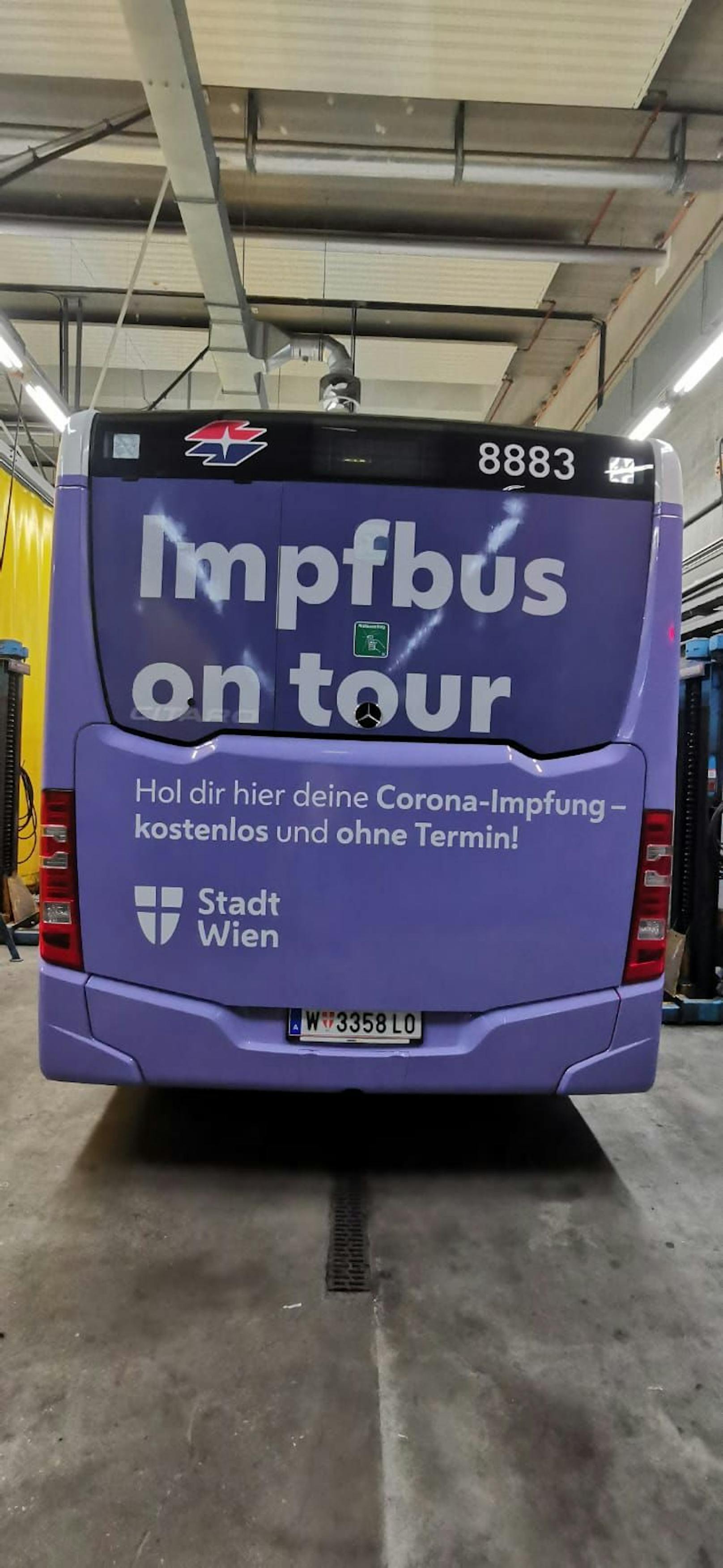 Statt dem klassischen rot-weiß der Wiener Linien-Busse fahren die Impfbusse nun auf lila ab.