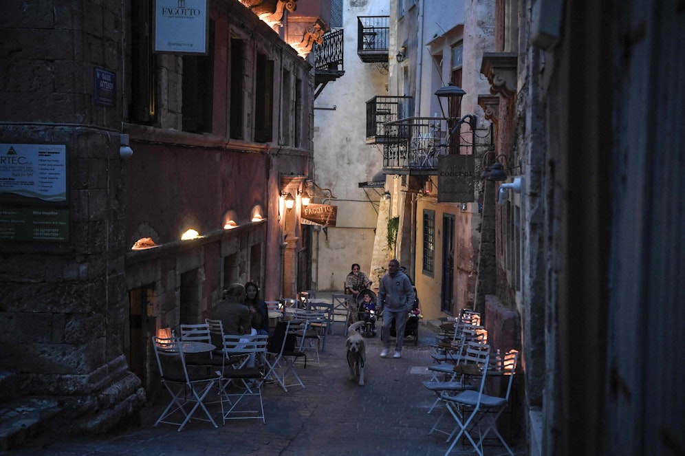 Auf Grund steigender  Zahlen gilt in weiten Teilen Kretas mittlerweile eine nächtliche Ausgangssperre.  Symbolbild. 