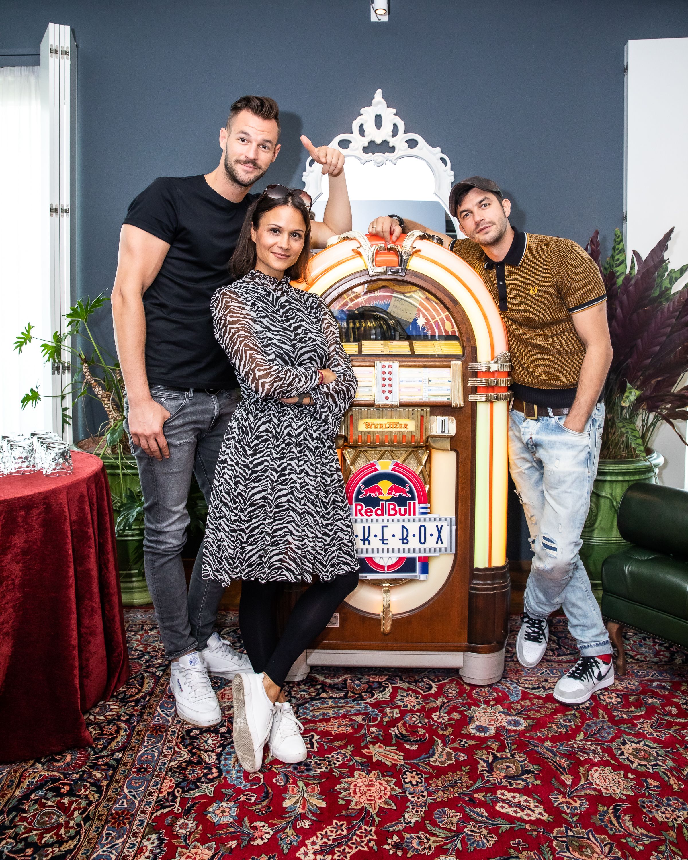 Paul Pizzera und Otto Jaus mit <em>"Heute"</em>-Redakteurin Romina Colerus vor dem "Red Bull Jukebox"-Wurlitzer