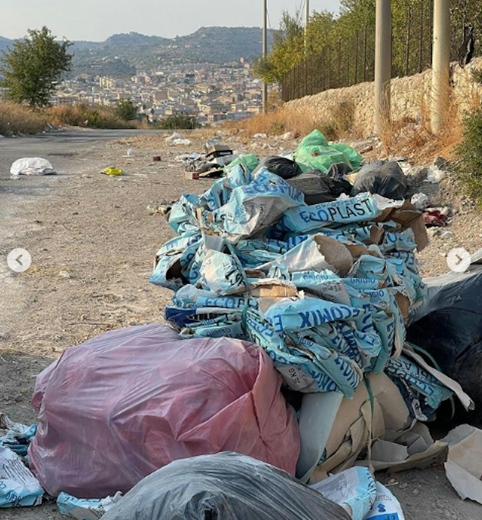 Müll an jeder Ecke – die Bilder malen ein trauriges Bild der sizilianischen Stadt.