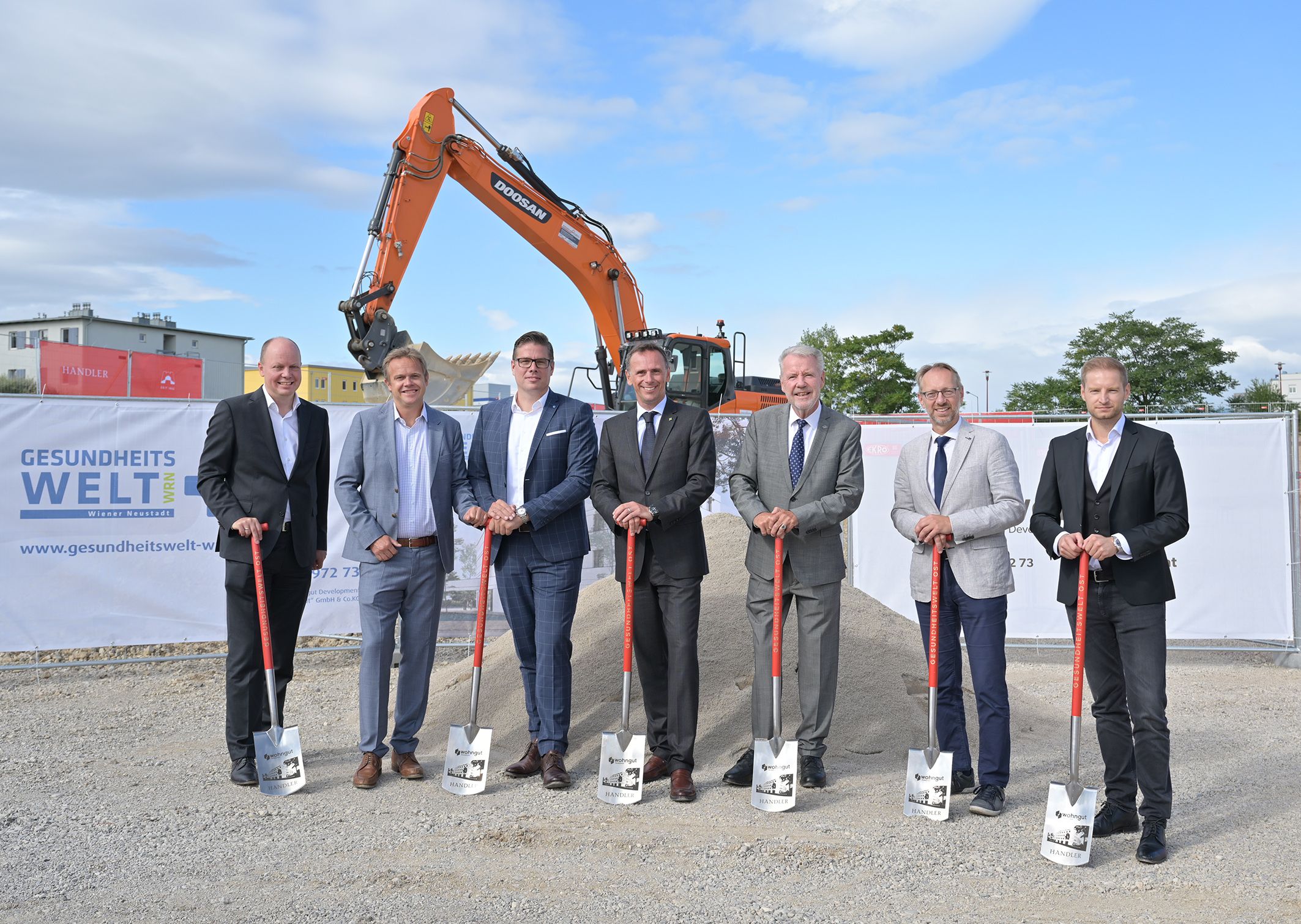 Architekt Harald Oissner (WGA Deutschland GmbH), Michael Wögerer (RED - Real Estates Develmopment GmbH), Lukas Sykora (wohngut Development GmbH), Wirtschaftslandesrat Jochen Danninger, Bürgermeister Klaus Schneeberger, ecoplus Prokurist Martin Fassl, Michael Schranz (Handler Bau GmbH)